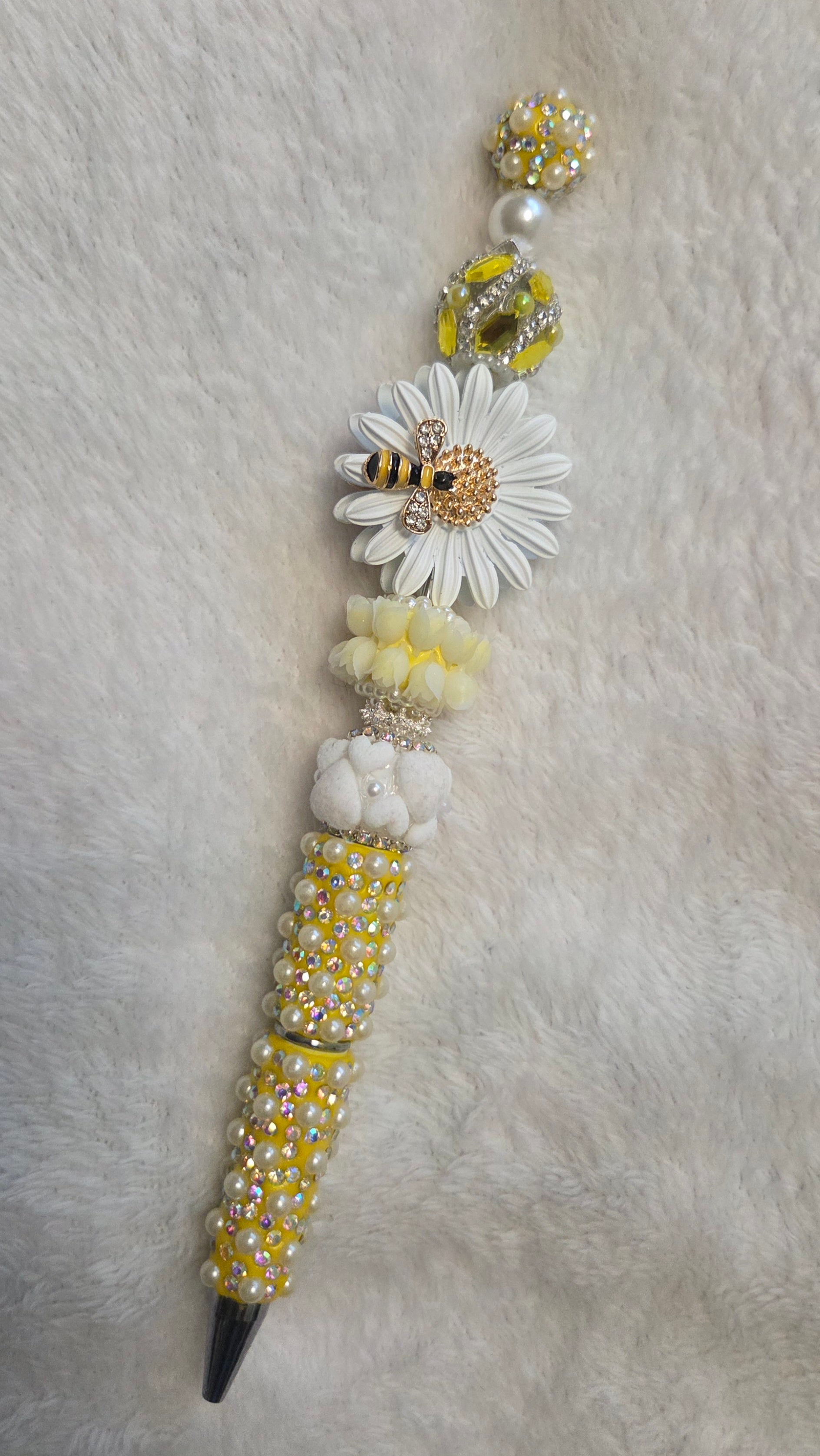Yellow Daisy & Bee Beadable Pen – handmade floral beaded pen with white daisy focal and gold bee charm